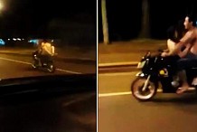 Un couple à moitié nu s'envoie en l'air sur une moto